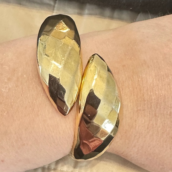 Gold Tone, Hinged Bangle Bracelet, Faceted Bypass Design. Vintage. - Picture 2 of 7